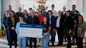 scheckuebergabe-reinhold-kraemmel-vorne-verteilte-die-geldbetraege-der-stiftung-an-die-dankbaren-empfaenger